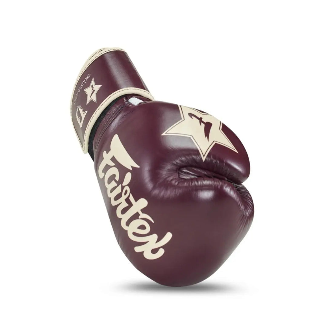 Fairtex bokshandschoen in wijnrood met beige logo’s en sterdetail op de knokkel, ontworpen voor duurzaamheid en comfort tijdens intensieve bokstrainingen.