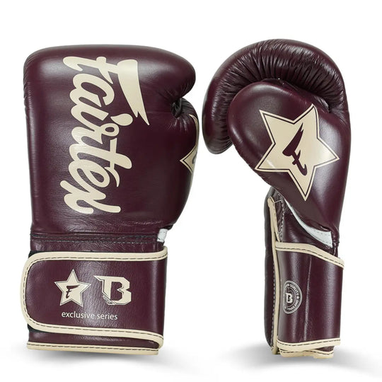 Fairtex bokshandschoenen in wijnrood met beige accenten en sterlogo, gemaakt van premium leer met stevige klittenbandsluiting voor maximale polssteun.