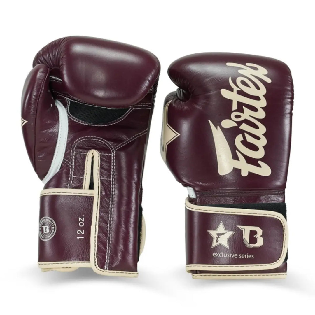 Set Fairtex bokshandschoenen in wijnrood met beige logo’s en 12 oz markering, ontworpen voor boksers die comfort, bescherming en stijl willen combineren.