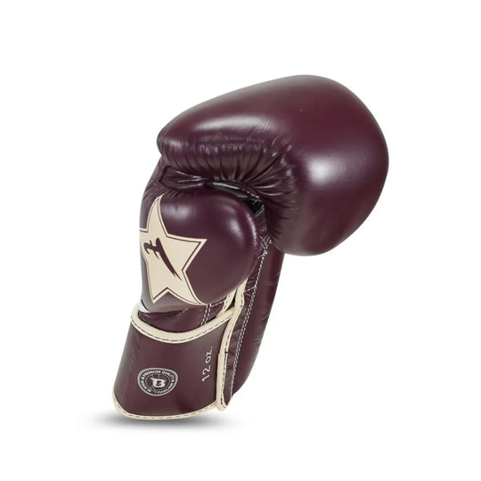 Fairtex bokshandschoen in wijnrood met beige sterlogo, 12 oz-markering en Booster-embleem, ontworpen voor boksers die premium bescherming en stijl zoeken.