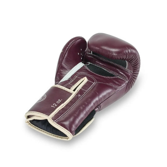 Binnenzijde van de Fairtex bokshandschoen in wijnrood leer met beige afwerking, ventilatieopeningen en 12 oz-markering voor optimale luchtcirculatie en grip tijdens het boksen.