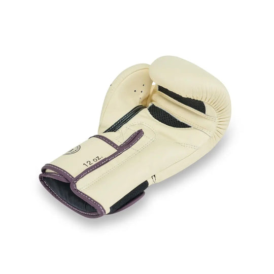 Binnenzijde van een beige Fairtex bokshandschoen met donkerbruine accenten, ventilatiegaas en stevige klittenbandsluiting, ontworpen voor comfort en duurzaamheid.
