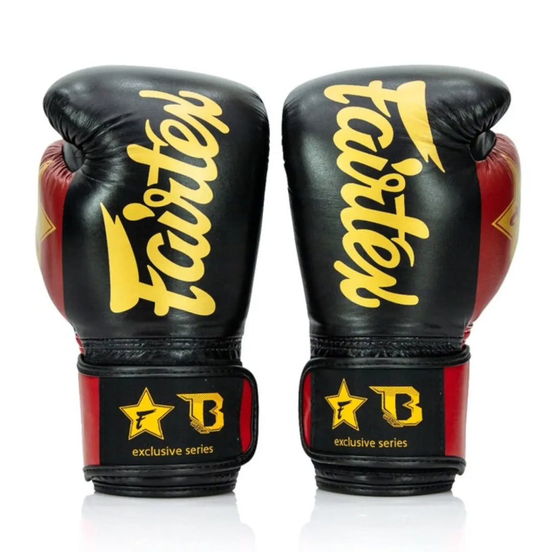 Voorzijde van zwarte en rode Fairtex x Booster bokshandschoenen met groot geel Fairtex-logo en “exclusive series”-details op de pols.