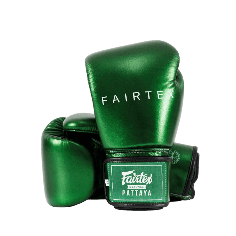 Close-up van groene Fairtex bokshandschoenen met zichtbare stiksels tijdens training