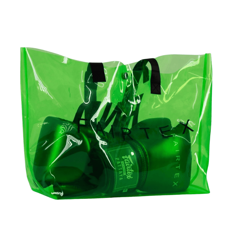 Een paar groene Fairtex-bokshandschoenen opgeborgen in een transparante groene tas met zwarte handvatten en het merklogo "Fairtex" op de buitenkant van de tas.
