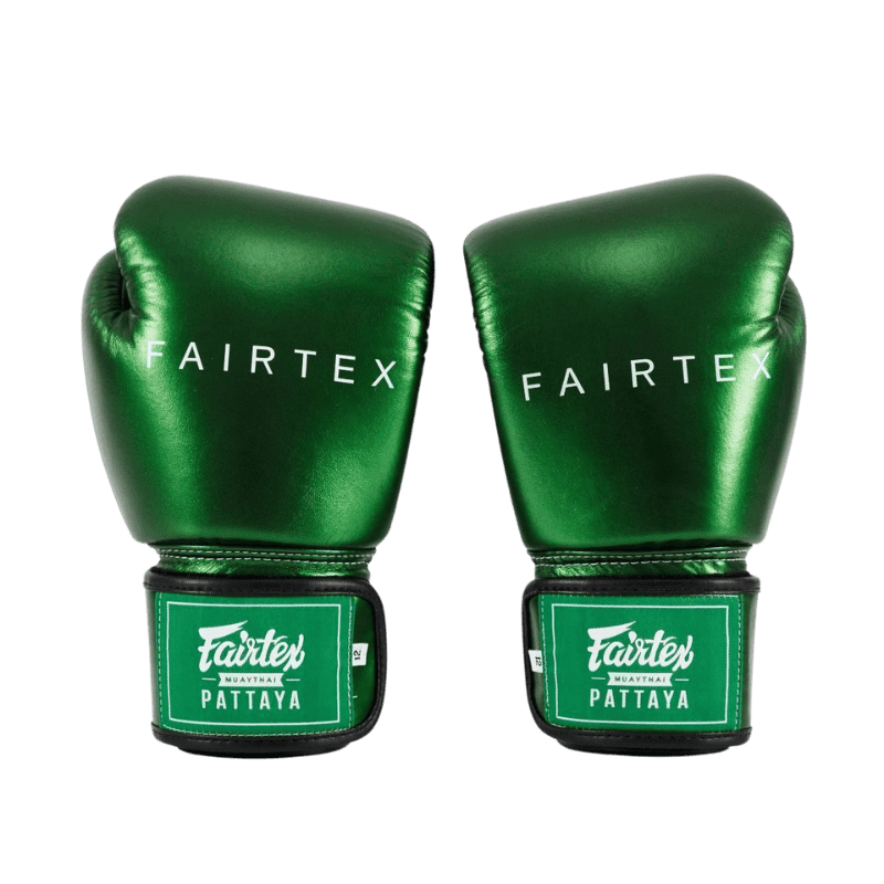 Een paar Fairtex-bokshandschoenen van voren gefotografeerd, met beide handschoenen naast elkaar, de merknaam "Fairtex" prominent op de knokkels en de klittenbandsluiting zichtbaar.