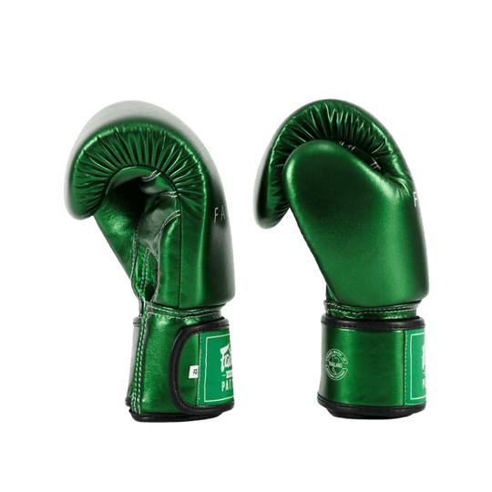 Een zijaanzicht van een paar groene Fairtex-bokshandschoenen, waarbij de gebogen pasvorm en de polssluiting goed zichtbaar zijn.