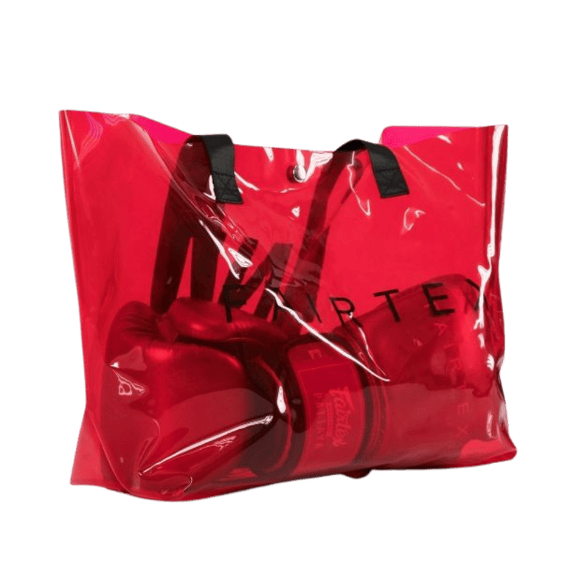 Een paar rode Fairtex bokshandschoenen opgeborgen in een doorzichtige rode tas met zwarte handvatten, en het merk "Fairtex" in zwarte letters op de tas.