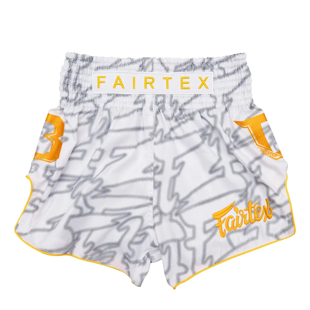 Bovenaanzicht van de Fairtex Kickboks Short Wit Geel, met een dynamisch grijs patroon en gele accenten. De short is gemaakt van lichtgewicht satijn polyester en biedt optimale bewegingsvrijheid voor intensieve kickbokstrainingen.
