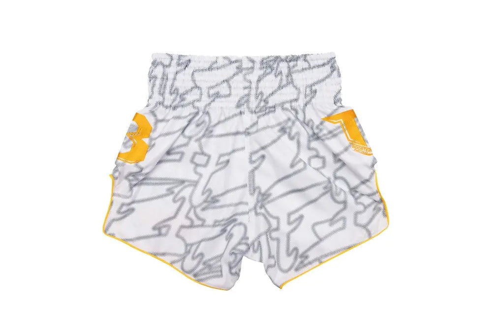 Bovenaanzicht van de Fairtex Kickboks Short Wit Grijs Geel met abstract patroon en gele details. De short is gemaakt van satijn polyester en biedt lichtgewicht comfort en maximale bewegingsvrijheid tijdens intensieve kickbokssessies.