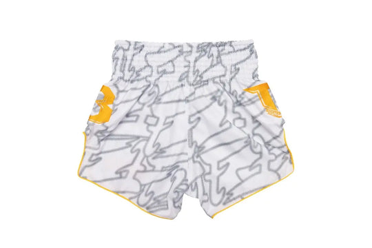 Bovenaanzicht van de Fairtex Kickboks Short Wit Grijs Geel met abstract patroon en gele details. De short is gemaakt van satijn polyester en biedt lichtgewicht comfort en maximale bewegingsvrijheid tijdens intensieve kickbokssessies.
