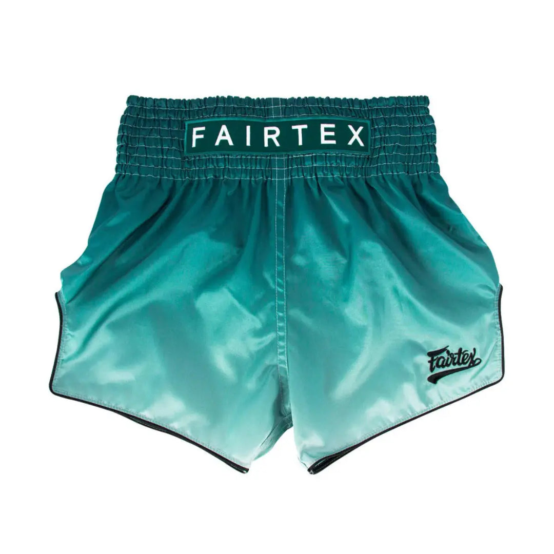 Turquoise satijnen Fairtex kickboks broekje met elastische tailleband en zwarte randjes, voorkant met geborduurd Fairtex logo.