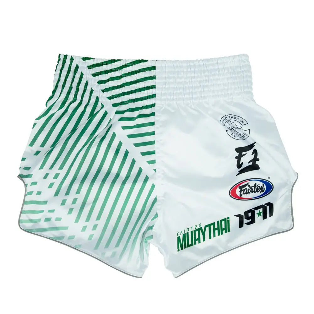 Achterzijde van Fairtex Muay Thai shorts in wit met groene strepen en meerdere Fairtex-logo’s.