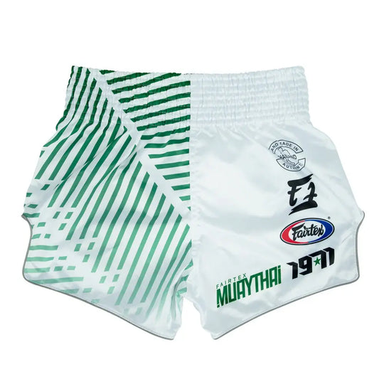 Achterzijde van Fairtex Muay Thai shorts in wit met groene strepen en meerdere Fairtex-logo’s.
