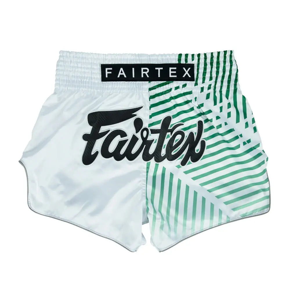 Voorkant van Fairtex Muay Thai shorts in wit met groene strepen en groot zwart Fairtex-logo.