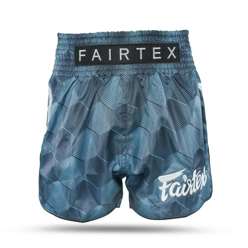Fairtex kickboks short in blauw met geometrisch patroon, elastische tailleband met Fairtex logo en geborduurd Fairtex opschrift op de pijp.