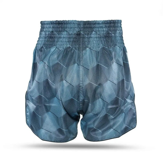 Fairtex kickboks short in blauw met geometrisch patroon, achterkant met elastische tailleband zonder logo en hoge split voor bewegingsvrijheid.