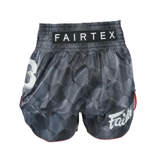 Fairtex kickboksbroekje Stealth in grijs met geometrisch patroon en logo op de achterkant