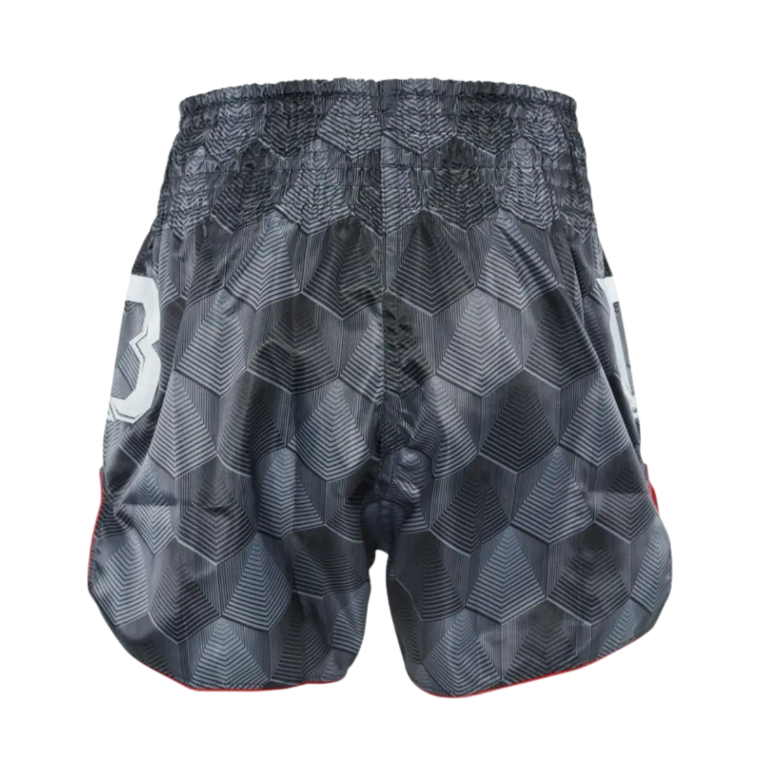 Achterkant van Fairtex kickboksbroekje Stealth in grijs met geometrisch patroon.