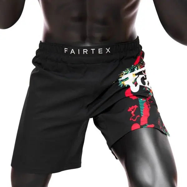 De Fairtex Kickboks Short Dragon Zwart combineert traditioneel Thais design met moderne prestaties. Gemaakt van lichtgewicht satijn polyester, biedt deze short maximale bewegingsvrijheid en een opvallend drakendetail in rood, wit en groen.