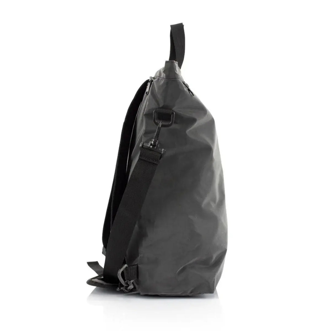 Zwarte Fairtex rugtas Flex, zijaanzicht met verstelbare schouderband en handvat bovenaan.