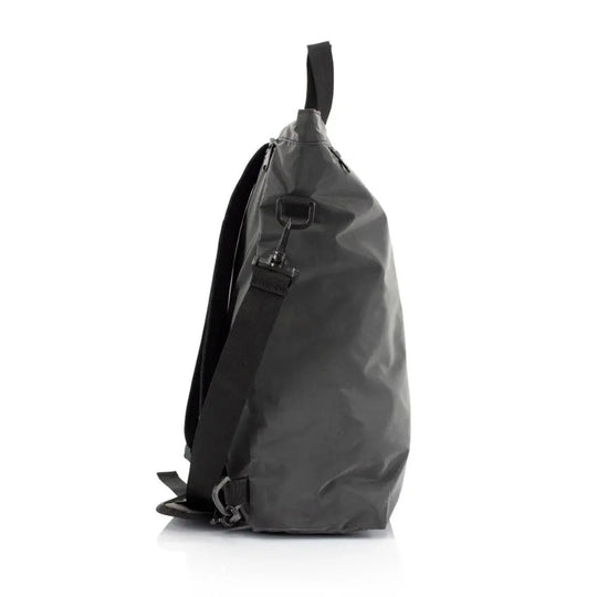 Zwarte Fairtex rugtas Flex, zijaanzicht met verstelbare schouderband en handvat bovenaan.