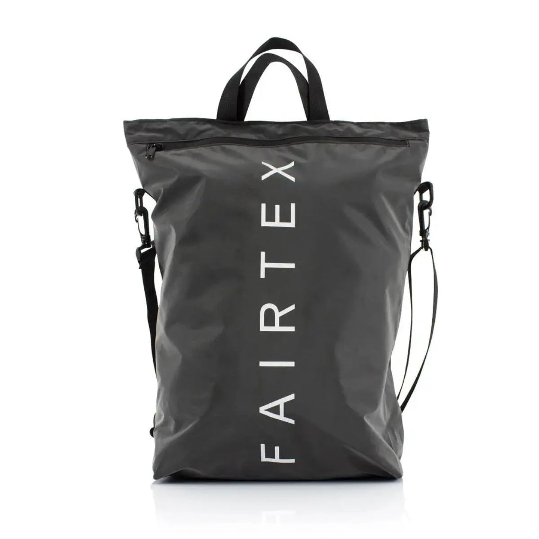 Zwarte Fairtex rugtas Flex met verticale witte opdruk van het Fairtex-logo aan de voorkant, voorzien van handvat en afneembare schouderriem.