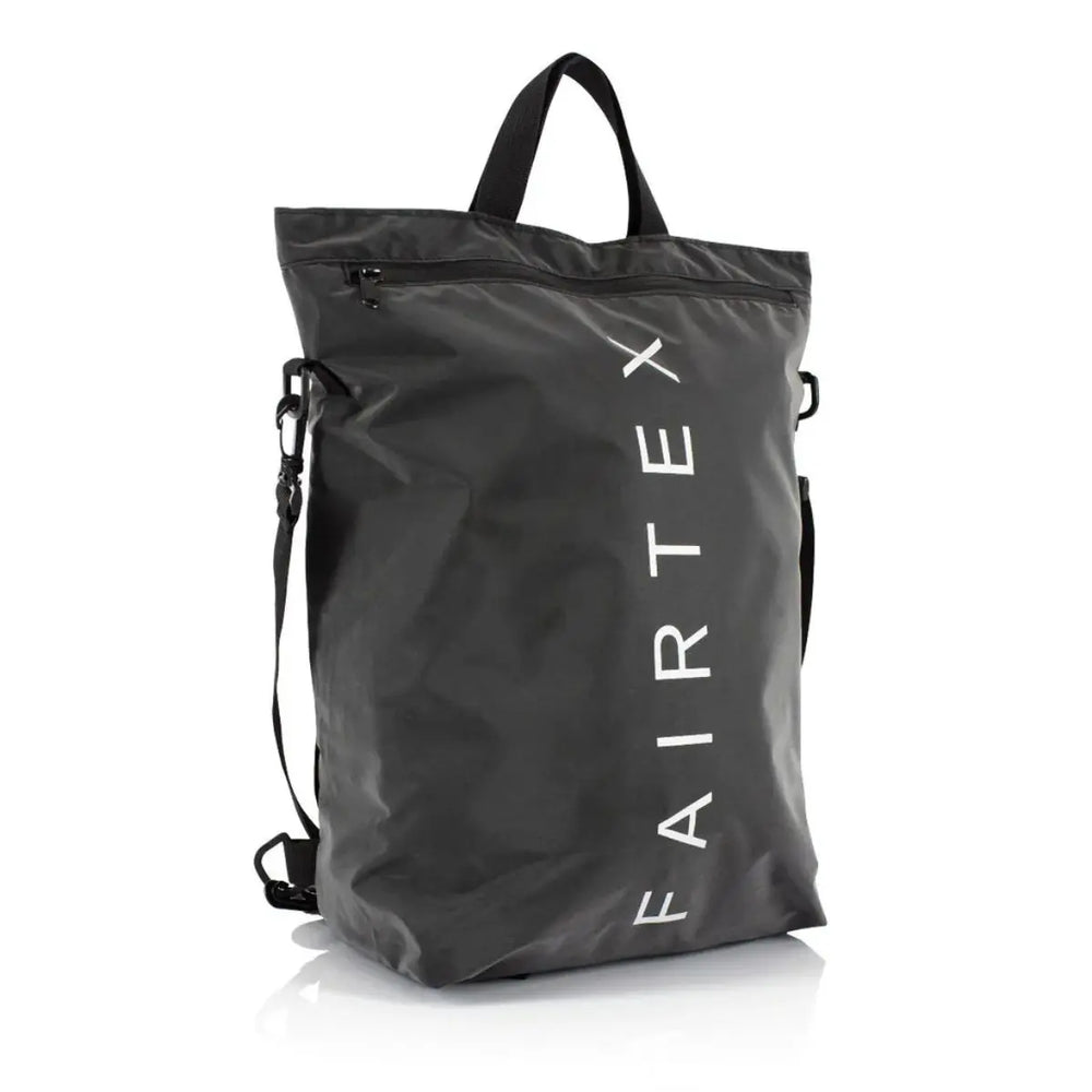 Zwarte Fairtex rugtas Flex met verticale witte Fairtex-opdruk aan de voorkant, voorzien van handvat, afneembare schouderriem en ritsvak bovenaan.