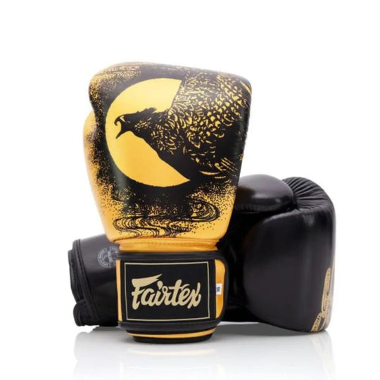 Fairtex bokshandschoenen in zwart en goud, met een afbeelding van een kraai en maan op de bovenkant.