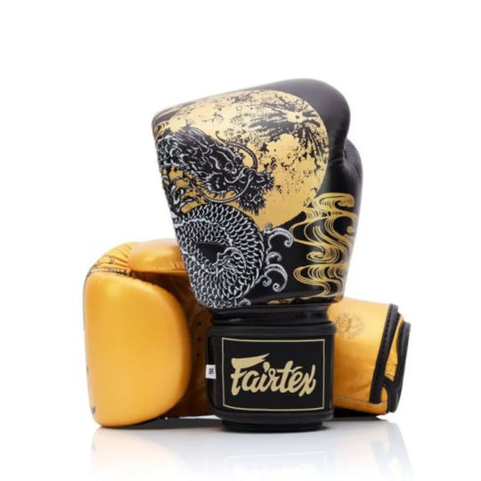 Fairtex bokshandschoenen in zwart en goud met een gedetailleerde afbeelding van een draak en een gouden maan op de bovenkant.