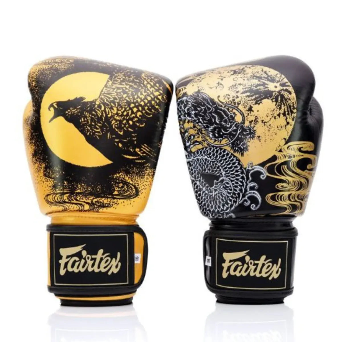 Fairtex bokshandschoenen in zwart en goud met een gedetailleerde afbeelding van een adelaar en een draak tegen een gouden maan.