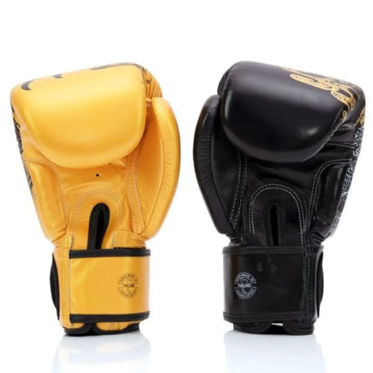 Fairtex bokshandschoenen in geel en zwart, getoond met de binnenkant zichtbaar, inclusief klittenbandsluiting en handopening.
