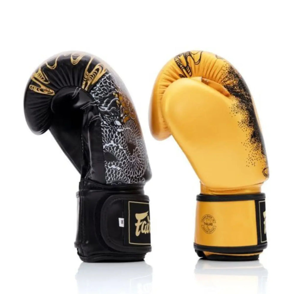 Fairtex bokshandschoenen in zwart en geel met drakenontwerp, getoond in gebogen positie met klittenbandsluiting.