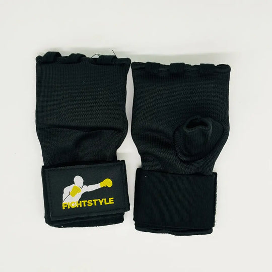 Bovenaanzicht van een paar zwarte Fightstyle binnenhandschoenen met gele bokser-logo op de polsband.