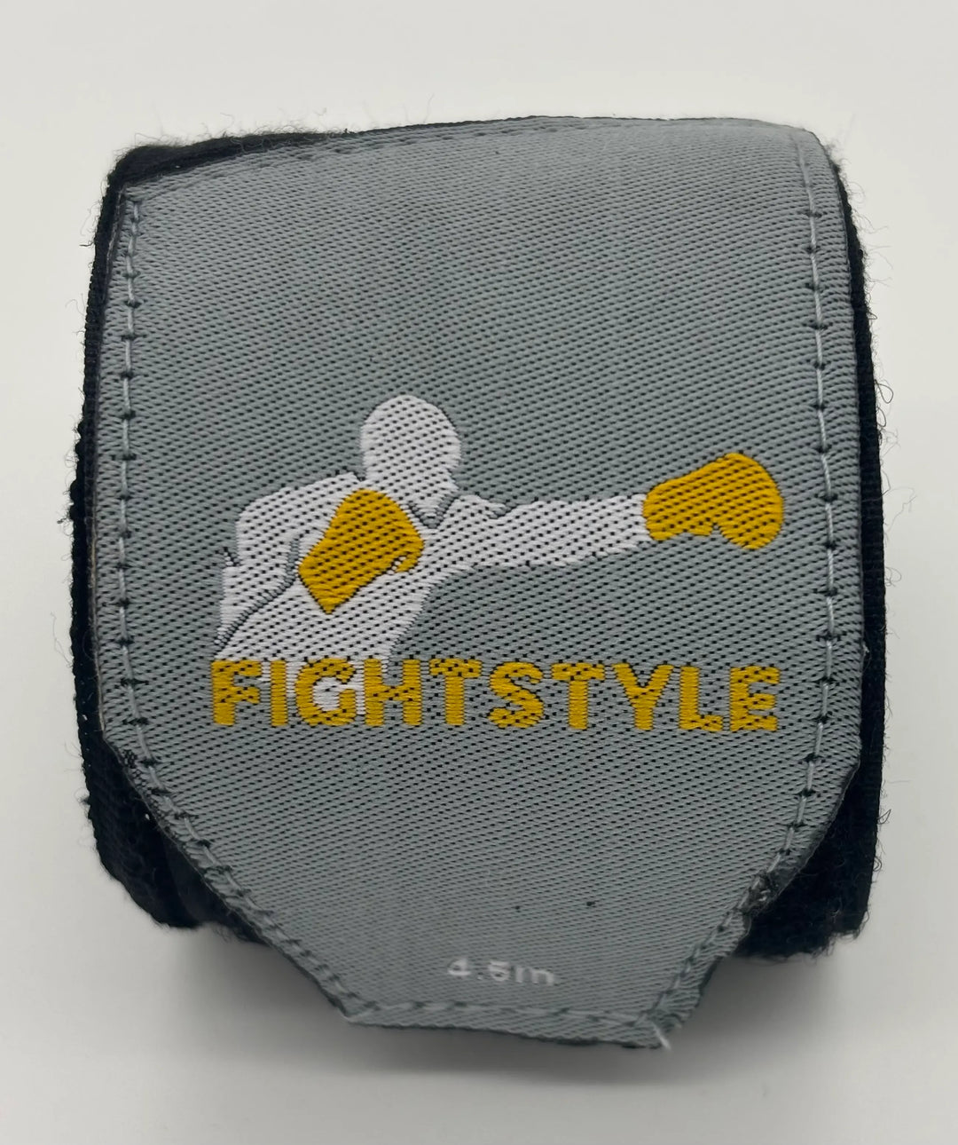Fightstyle bandage netjes opgerold met zichtbaar logo op de polsband.