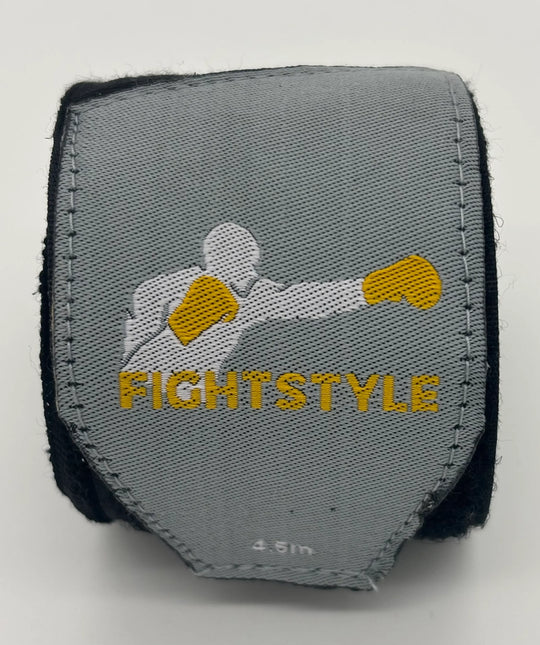 Fightstyle bandage netjes opgerold met zichtbaar logo op de polsband.