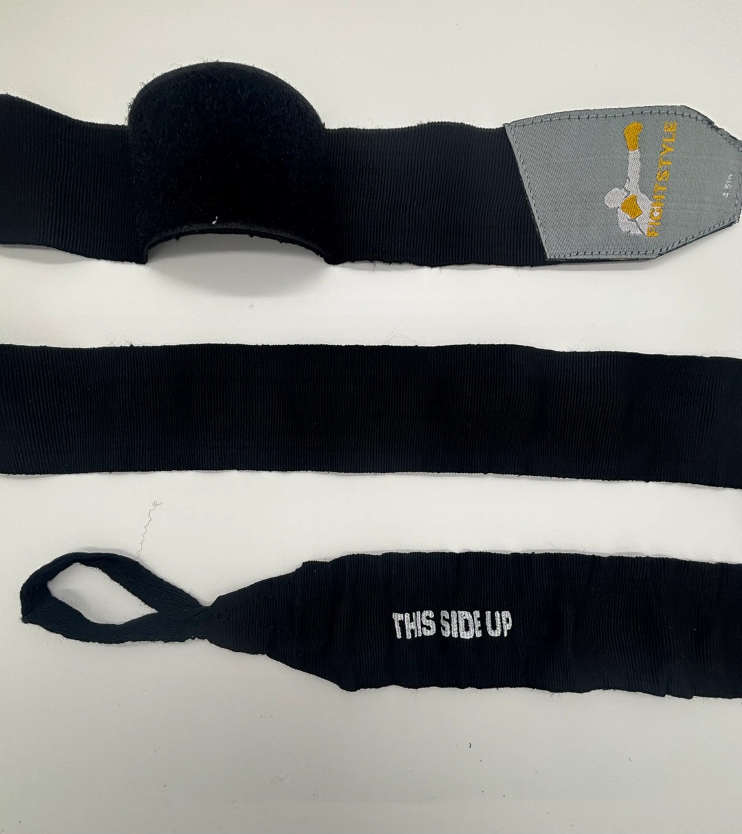 Fightstyle bandage met logo, gedeeltelijk uitgerold en klaar voor gebruik.