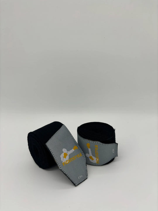 Fightstyle bandage strak opgerold met duidelijk zichtbaar Fightstyle logo.