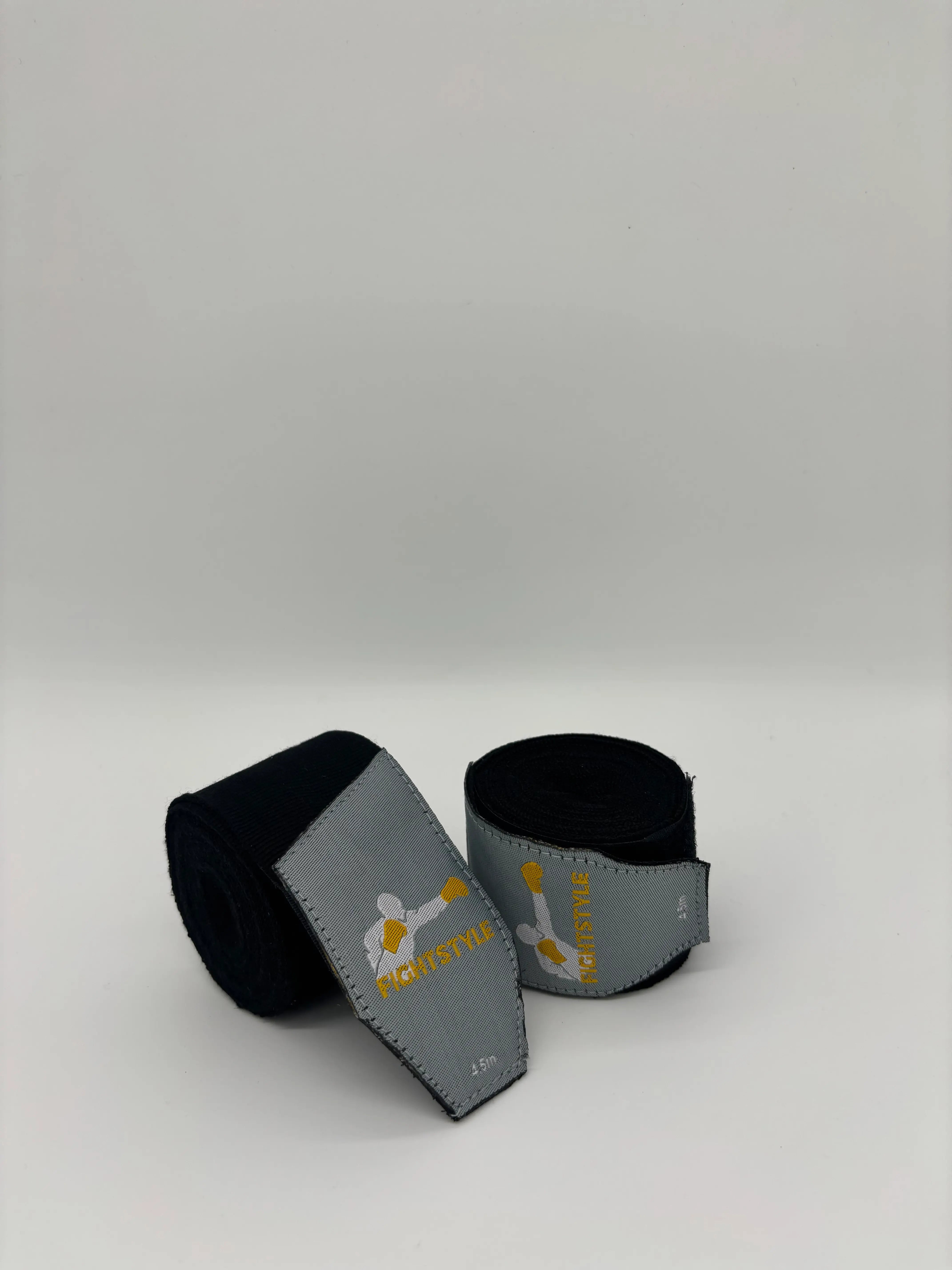 Fightstyle bandage strak opgerold met duidelijk zichtbaar Fightstyle logo.