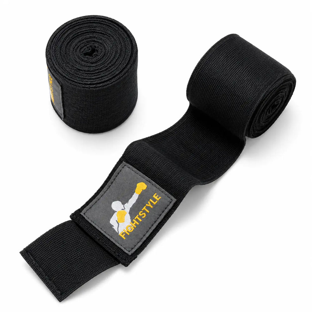 Zwarte bokswraps van Fightstyle met elastische stof en stevig klittenbandlabel. De wraps ondersteunen de handen en polsen tijdens boksen, kickboksen en intensieve stoottrainingen.