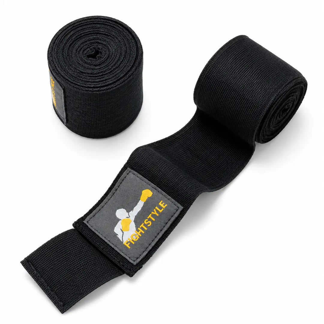 Zwarte bokswraps van Fightstyle met elastische stof en stevig klittenbandlabel. De wraps ondersteunen de handen en polsen tijdens boksen, kickboksen en intensieve stoottrainingen.
