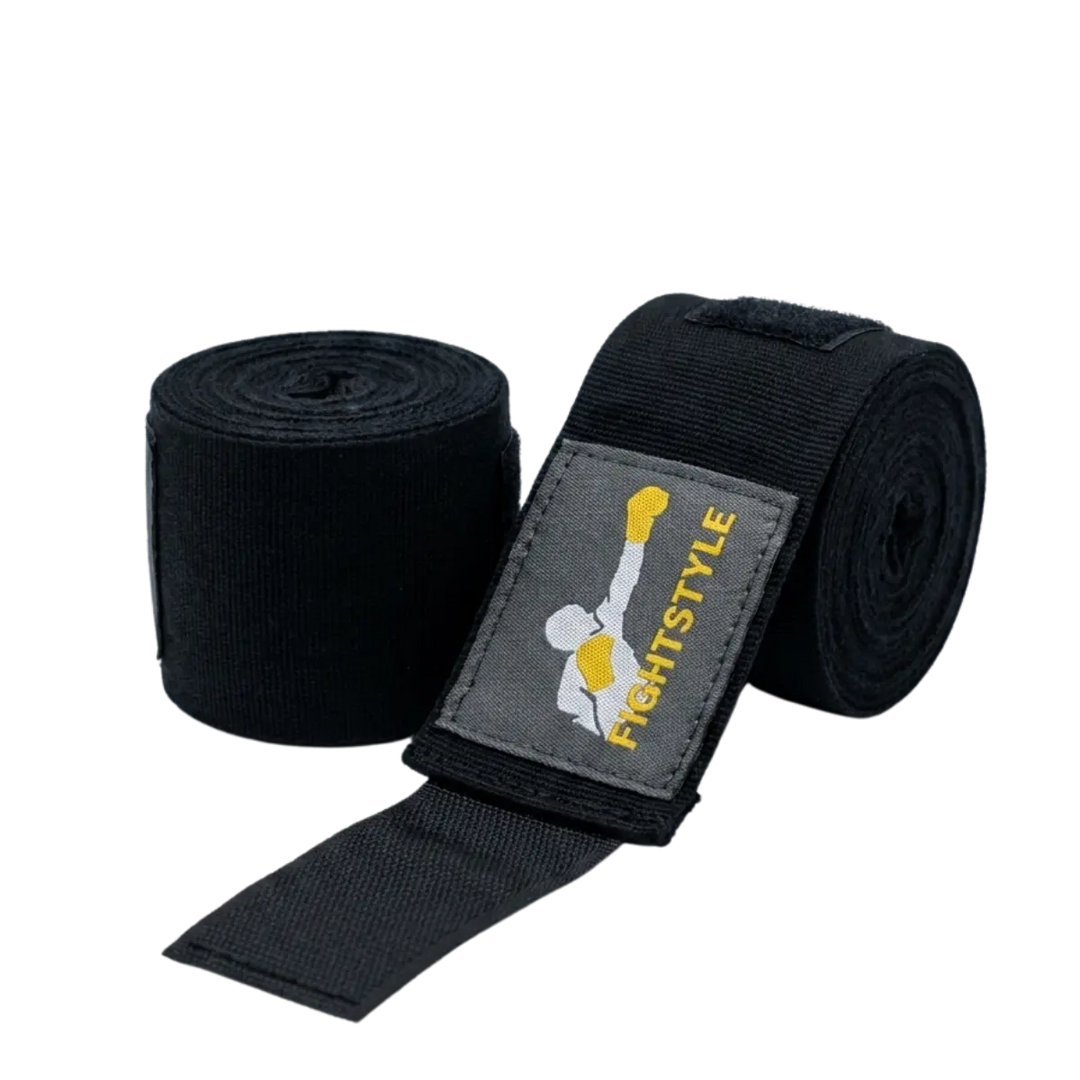Zwarte Fightstyle bandages met klittenbandsluiting en Fightstyle logo. De bandages bieden ondersteuning aan handen en polsen tijdens boksen, kickboksen en MMA.