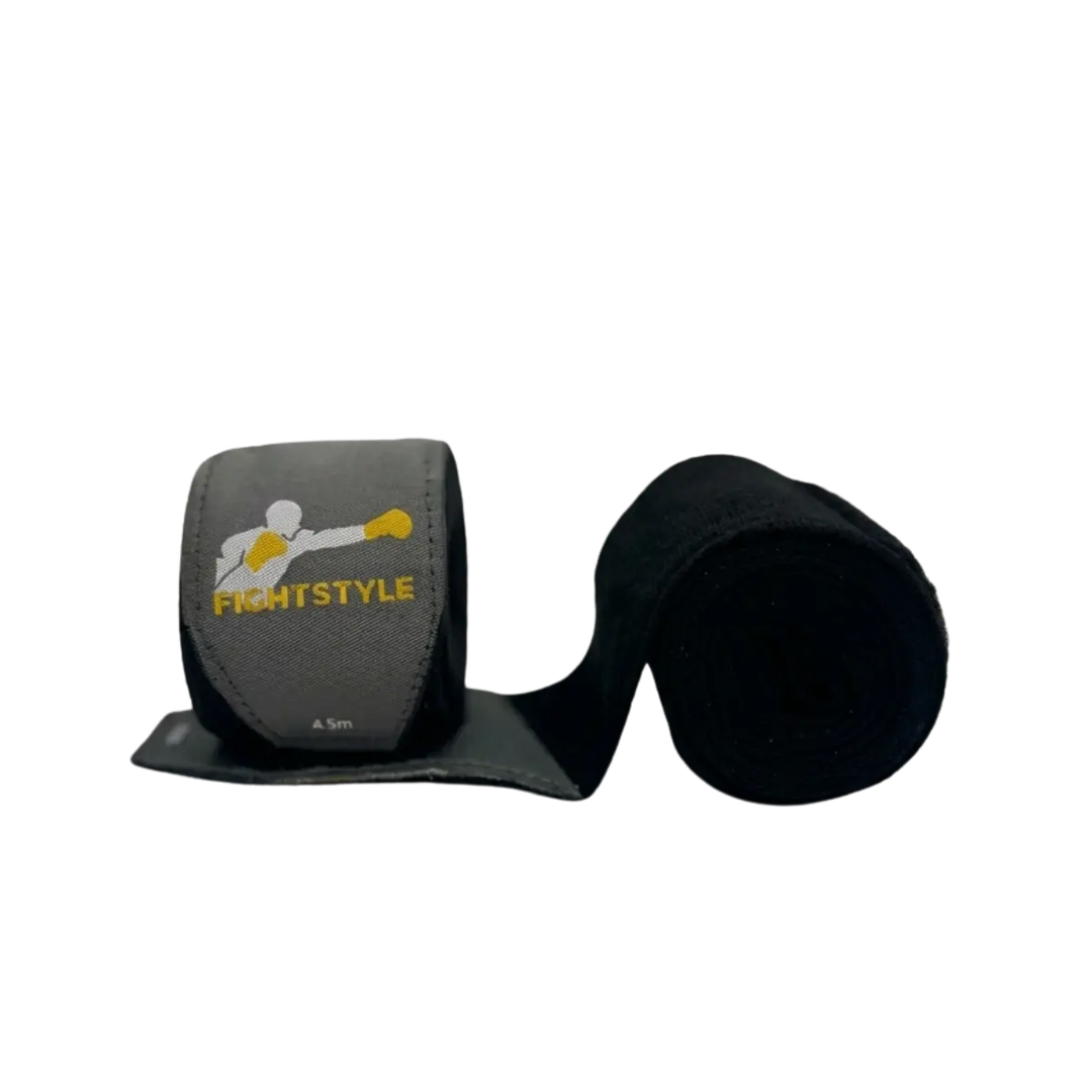 Zwarte Fightstyle bandages van 4,5 meter met klittenbandsluiting en Fightstyle logo. De bandages bieden ondersteuning aan handen en polsen tijdens boksen, kickboksen en MMA.