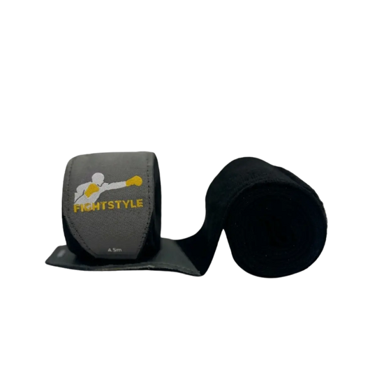 Zwarte Fightstyle bandages van 4,5 meter met klittenbandsluiting en Fightstyle logo. De bandages bieden ondersteuning aan handen en polsen tijdens boksen, kickboksen en MMA.