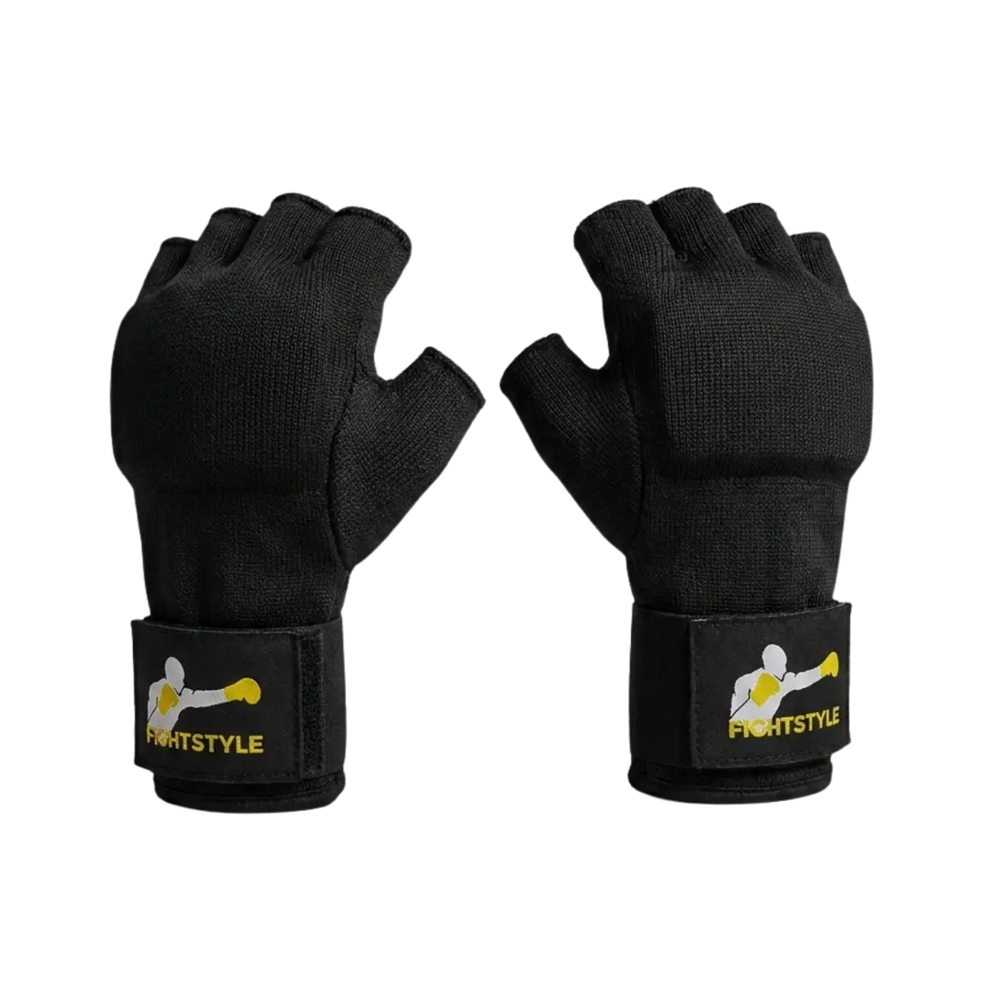 Zwarte Fightstyle binnenhandschoenen met open vingers en klittenbandsluiting. De handschoenen bieden extra ondersteuning aan handen en polsen tijdens boksen, kickboksen en MMA.