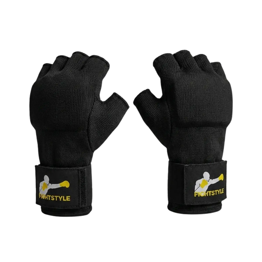 Zwarte Fightstyle binnenhandschoenen met open vingers en klittenbandsluiting. De handschoenen bieden extra ondersteuning aan handen en polsen tijdens boksen, kickboksen en MMA.