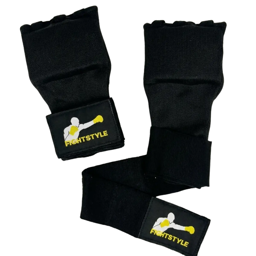 Zwarte Fightstyle binnenhandschoenen met open vingers en lange polsband. De binnenhandschoenen bieden ondersteuning aan handen en polsen tijdens boksen, kickboksen en MMA.