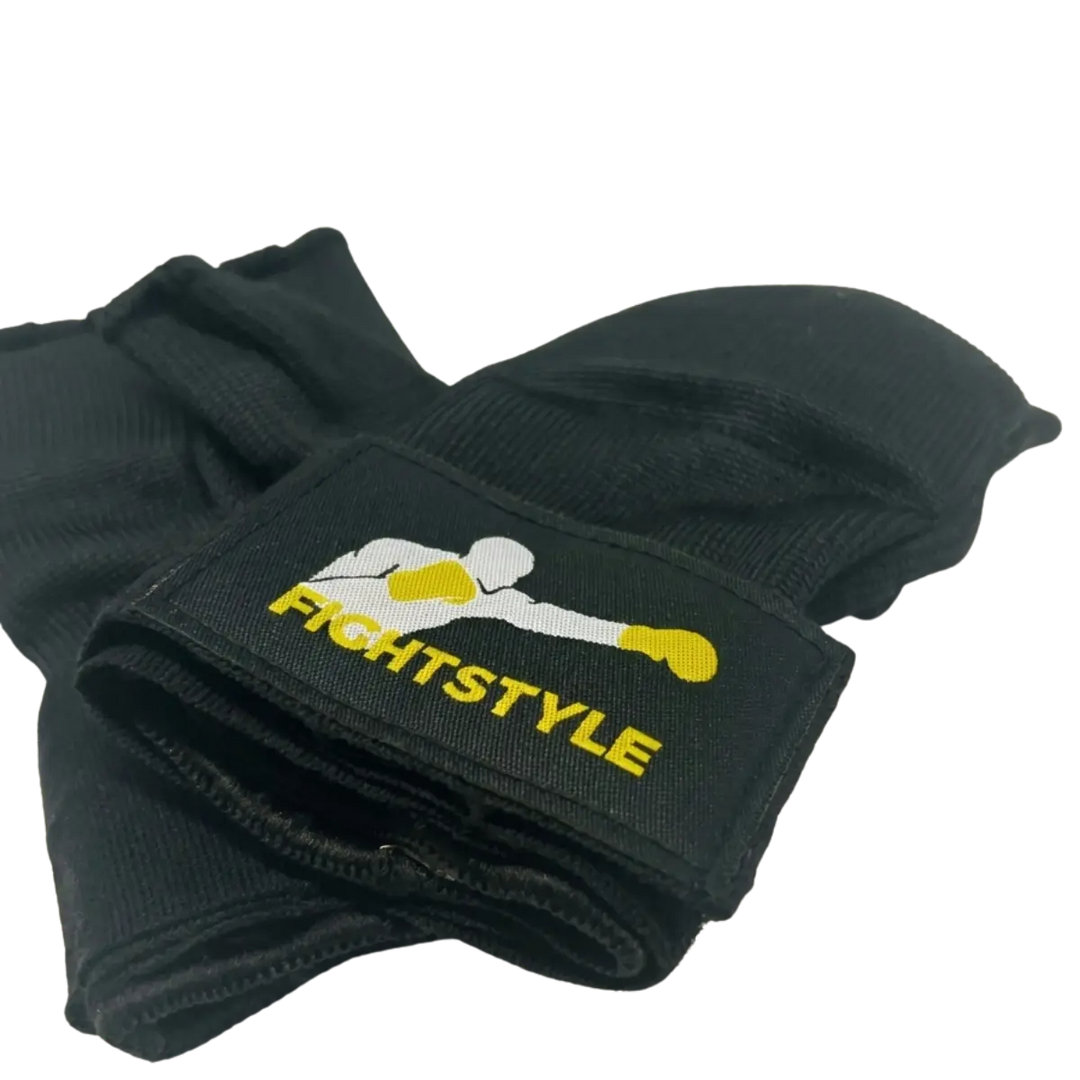 Close-up van zwarte Fightstyle binnenhandschoenen met open vingers en Fightstyle logo op de polsband. De binnenhandschoenen bieden ondersteuning aan handen en polsen tijdens boksen, kickboksen en MMA.