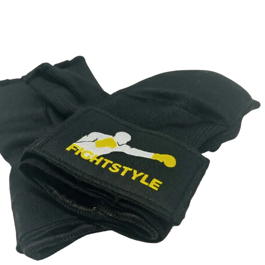 Close-up van zwarte Fightstyle binnenhandschoenen met open vingers en Fightstyle logo op de polsband. De binnenhandschoenen bieden ondersteuning aan handen en polsen tijdens boksen, kickboksen en MMA.
