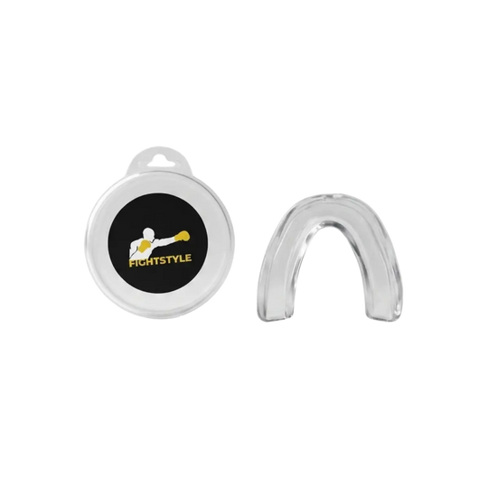 Transparant Fightstyle bitje met wit bewaardoosje en Fightstyle logo. Het bitje biedt bescherming voor de tanden tijdens boksen, kickboksen en MMA.